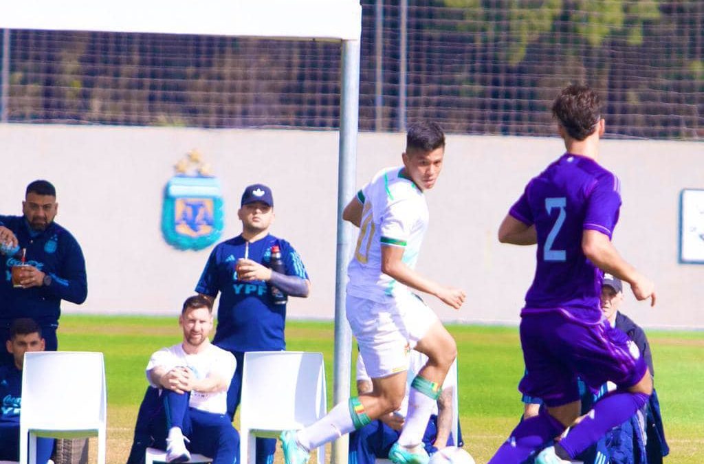 LEO MESSI SIGUIENDO DE CERCA A JAVI UZEDA